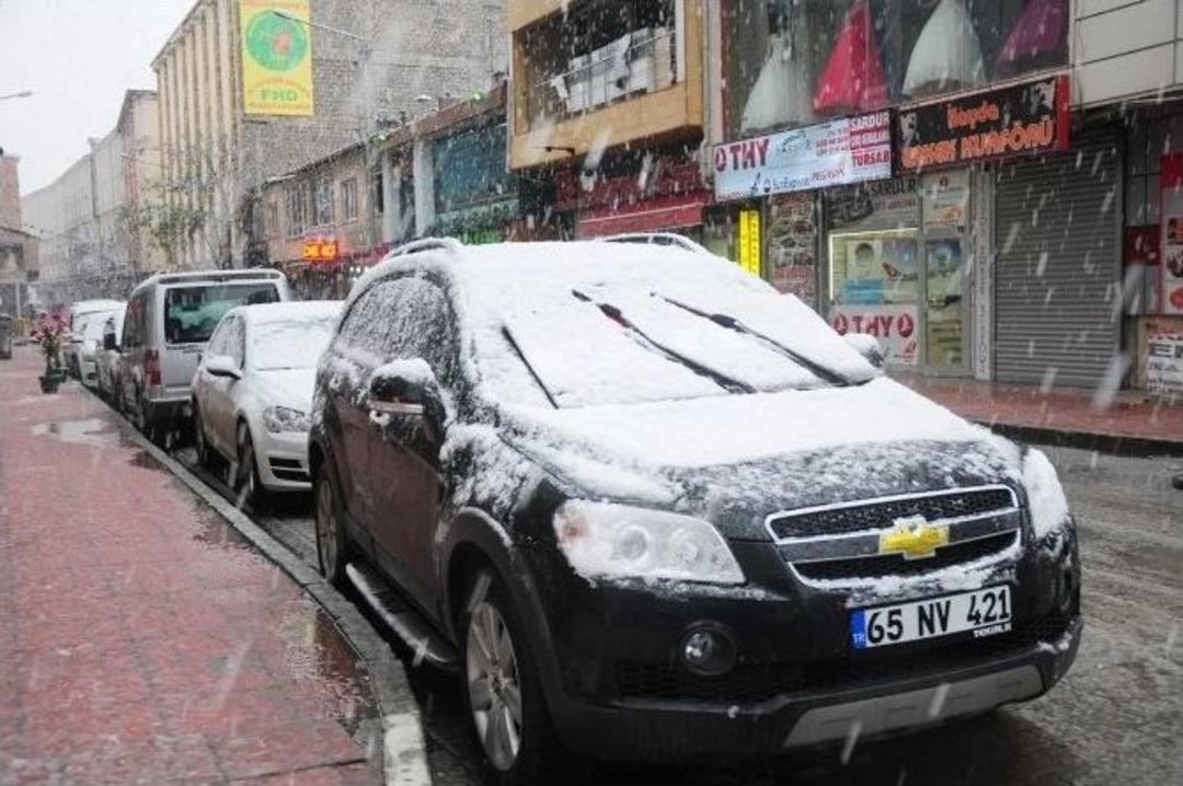 Van&rsquo;da Lapa Lapa Kar Yağışı