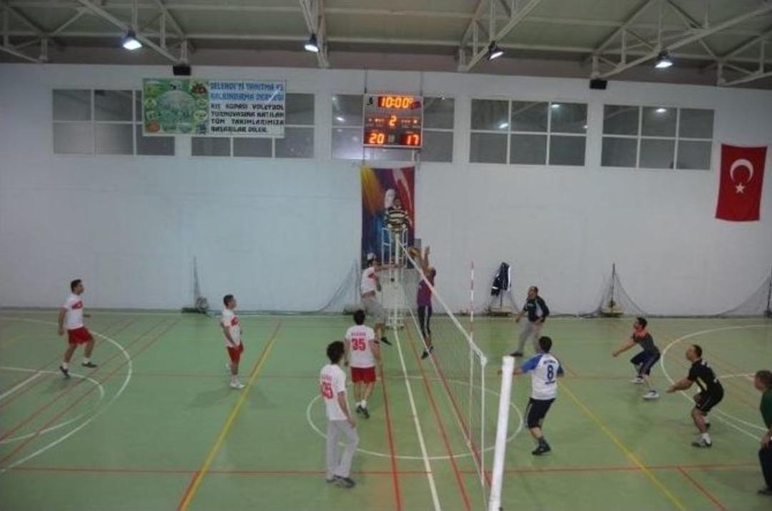Selendi&rsquo;de Voleybol Turnuvası Başladı