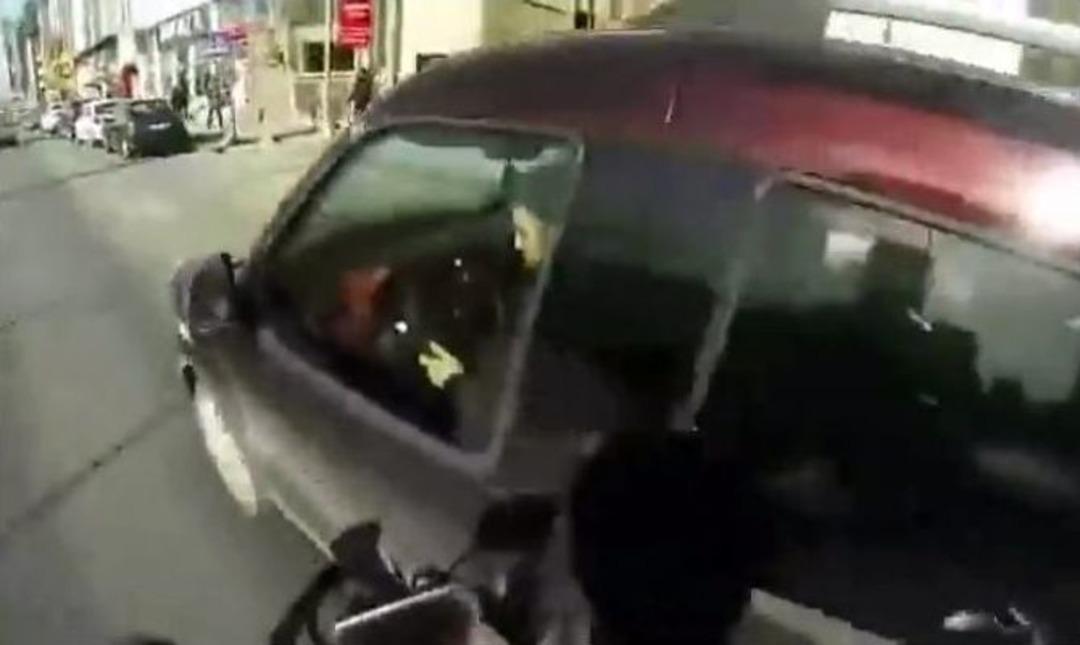 Motosikletli İle Otomobil S&uuml;r&uuml;c&uuml;s&uuml;n&uuml;n Otoyolda Tehlikeli Atışması