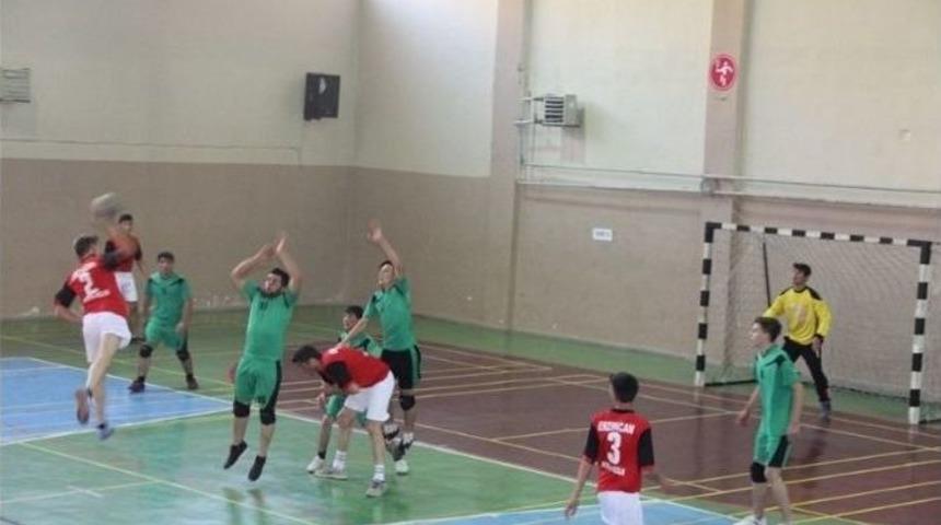 Gen&ccedil;ler Hentbol M&uuml;sabakaları Yapıldı