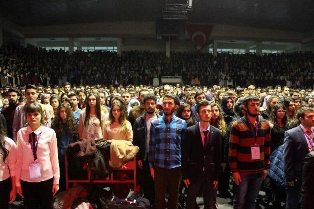 Atat&uuml;rk &Uuml;niversitesi &Ouml;ğrencileri Vize Stresini Resul Dindar Konseriyle Attı