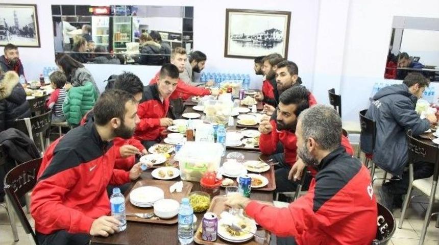 &Ccedil;anspor Oyuncuları Yemekte Bir Araya Geldi