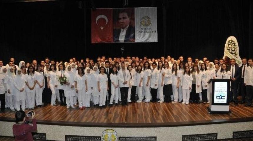 S&uuml;&rsquo;de Gen&ccedil; Diş Hekimleri Beyaz &Ouml;nl&uuml;k Giydi