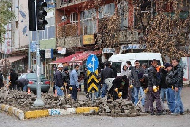 Aşkımız Oltu’daki Yol Çalışmaları Gibi Olsun, Başlasın Ama Bitmesin