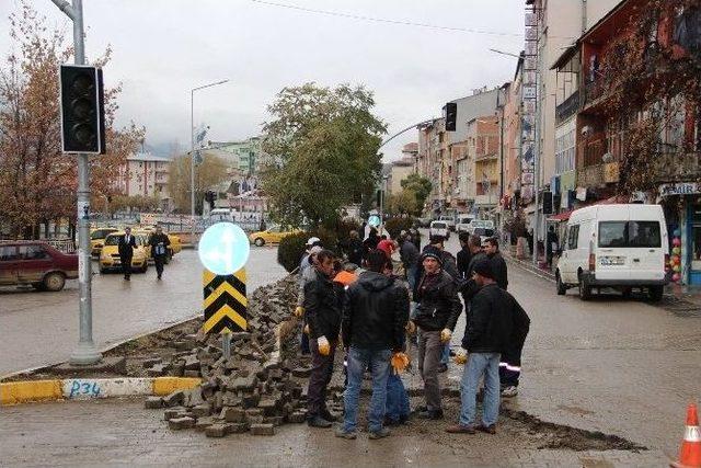 Aşkımız Oltu’daki Yol Çalışmaları Gibi Olsun, Başlasın Ama Bitmesin