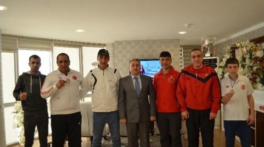 Taşkesenligil, Başarılı Boks&ouml;rleri &Ouml;d&uuml;llendirdi