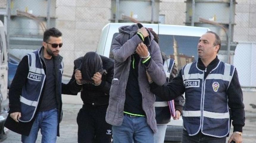 T&uuml;rk&uuml; S&ouml;yleyip Oynayarak Gittikleri Adliyede Tutuklandılar