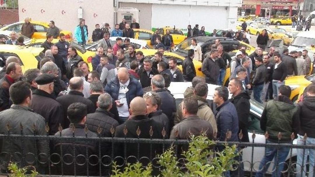 &Ouml;ld&uuml;r&uuml;len Taksici Arkadaşlarının Omzunda Son Yolculuğuna Uğurlandı