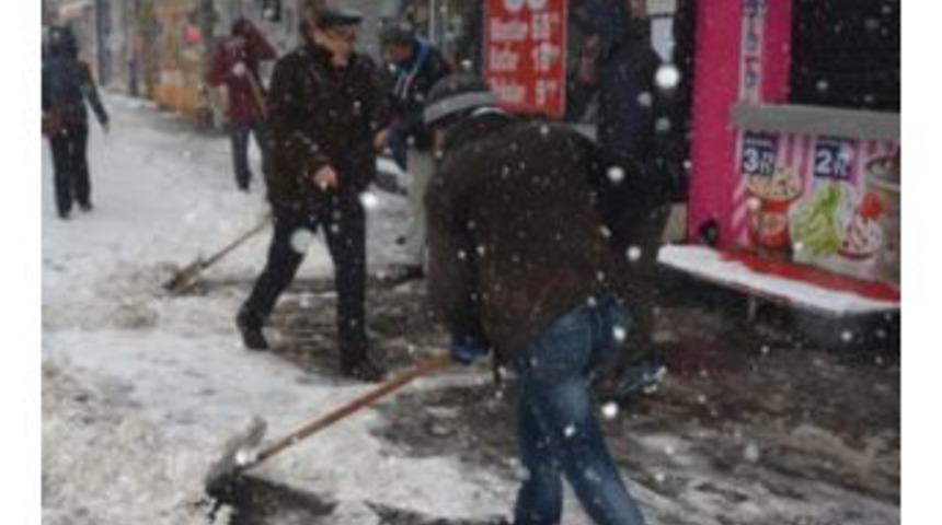 Belediye Kaldırımların Karını Kısa S&uuml;rede Temizledi