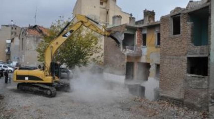 Meram&rsquo;daki Riskli Binalar Yıkılıyor