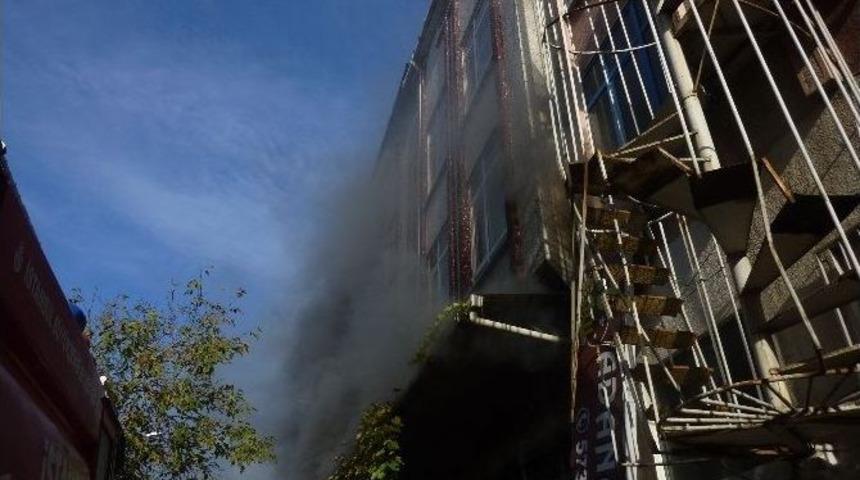 Kadık&ouml;y&rsquo;de Yangın Paniği