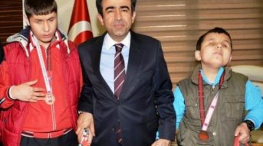 Vali G&uuml;zeloğlu&rsquo;ndan Engelliler G&uuml;n&uuml; Mesajı