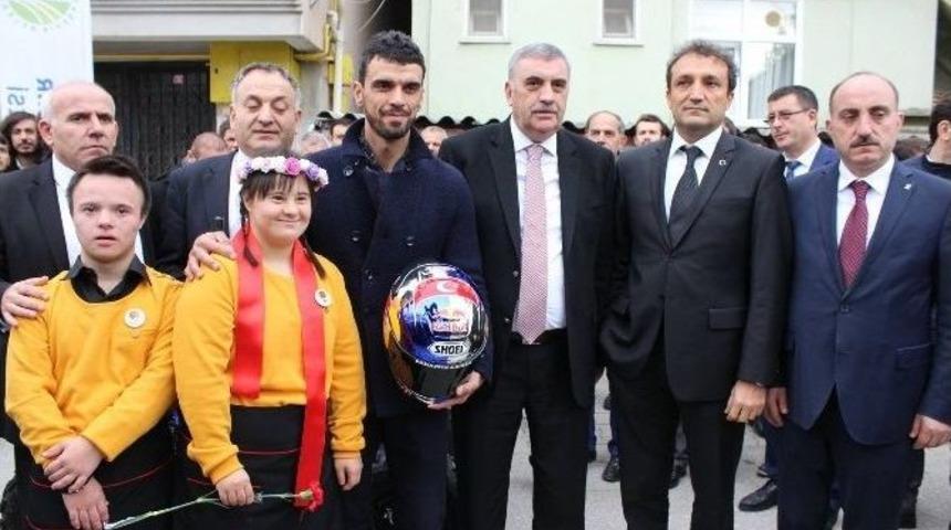 Kenan Sofuoğlu Engelli Miniklerle G&ouml;steri Sundu