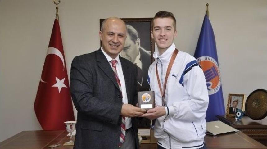 Me&uuml;&rsquo;n&uuml;n Arnavut &Ouml;ğrencisi, Taekwondoda Avrupa &Uuml;&ccedil;&uuml;nc&uuml;s&uuml; Oldu