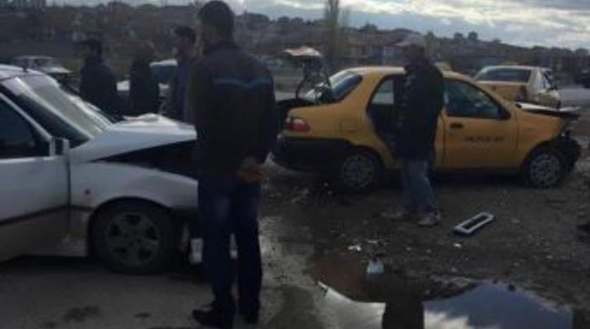 Başkent&rsquo;te Trafik Kazaları: 5 Yaralı