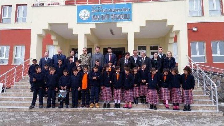 Öğrencilere Bot Ve Giyim Yardımı G3