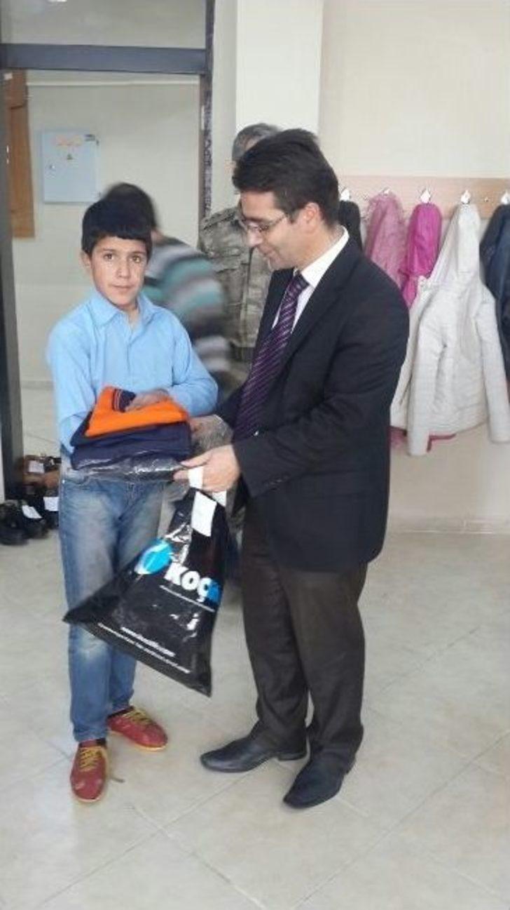 Öğrencilere Bot Ve Giyim Yardımı G4