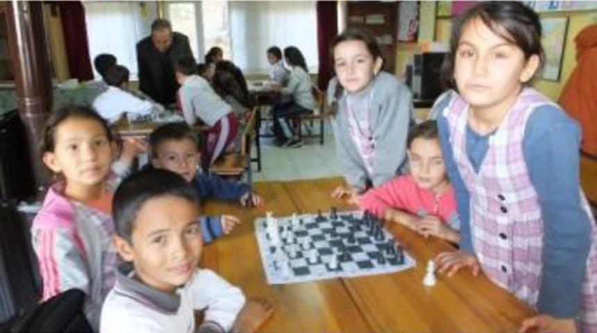 Dutluca&rsquo;da &Ouml;ğrenciler Satranca Merak Sardı