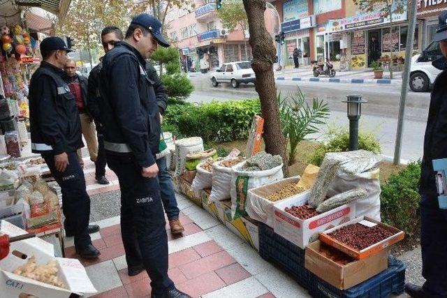 Yunusemre Zabıtadan Kaldırım İşgali Kontrolü