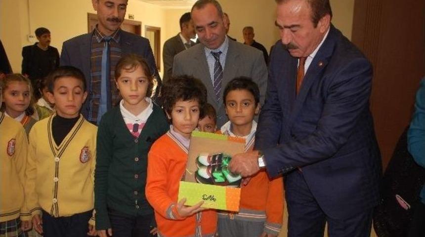 3 Bin &Ouml;ğrenciye Ayakkabı Dağıttı
