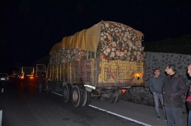 Direksiyonda Sıkışan Sürücüyü İtfaiye Kurtardı