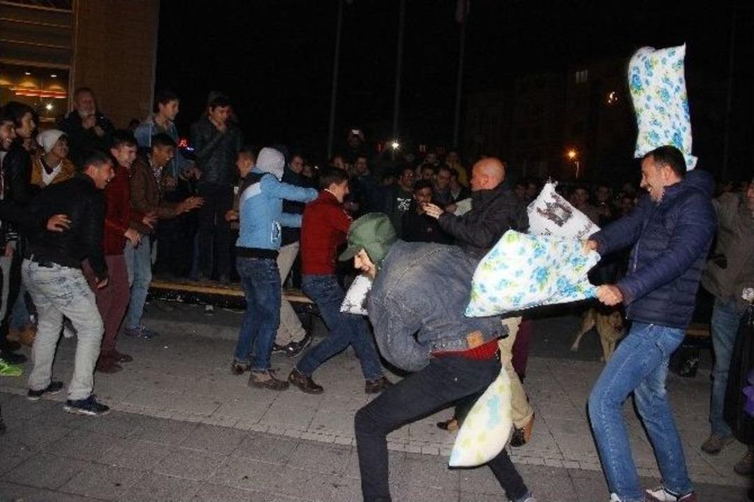 Eskişehir&rsquo;de Y&uuml;zlerce Kişinin Savaşında Yastıklar Konuştu