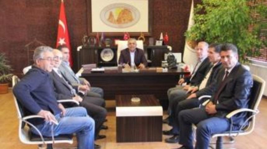 Nevşehir Ticaret Borsası, U&ccedil;hisar&rsquo;da &Ouml;ğrencilere Kışlık Ayakkabı Dağıttı