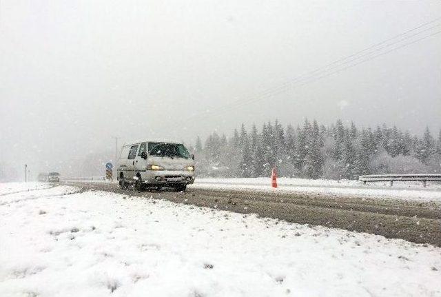 Bolu Dağı’nda Mevsimin İlk Karı Sert Geldi