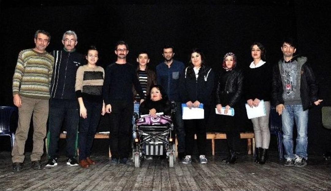 "y&uuml;rek Takımı" İle Engellerini Aştılar, Tiyatro İle Kucaklaştılar