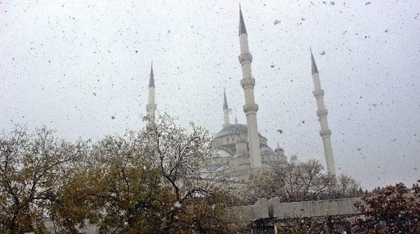 Başkent Beyaza B&uuml;r&uuml;nd&uuml;