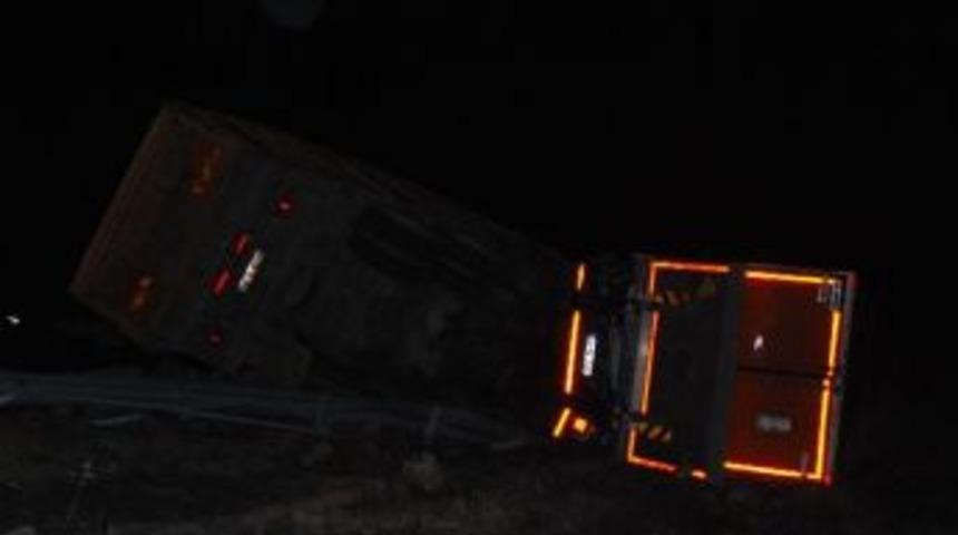 Aynı Y&ouml;nde Seyreden İki Kamyon &Ccedil;arpıştı