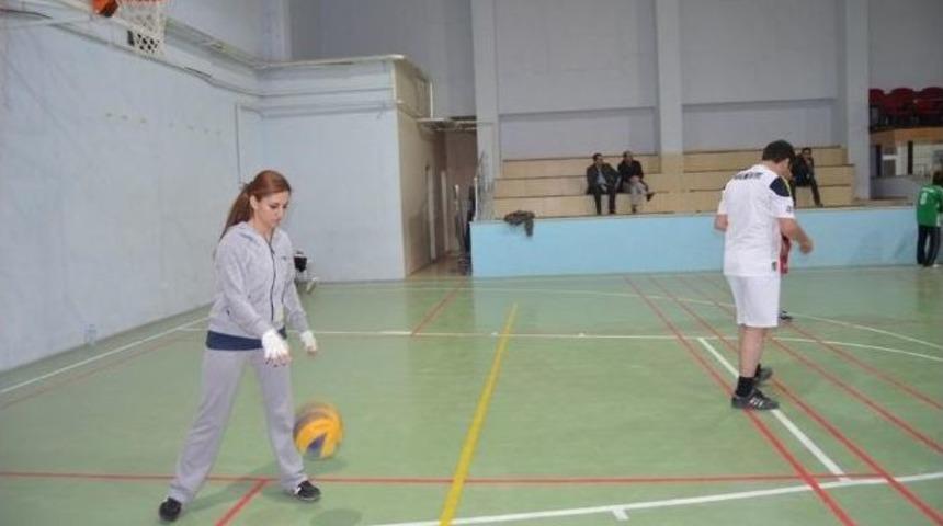 110 Erkek Oyuncu Arasında Tek Bayan