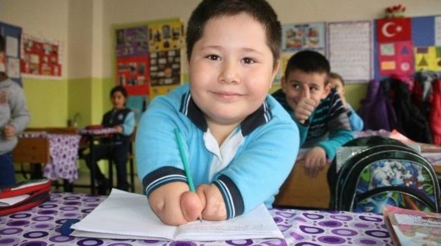 (&ouml;zel Haber) Yozgat&rsquo;ta Engelli Minik Muhammet Enes, Azmi Ve Neşesiyle Engel Tanımıyor