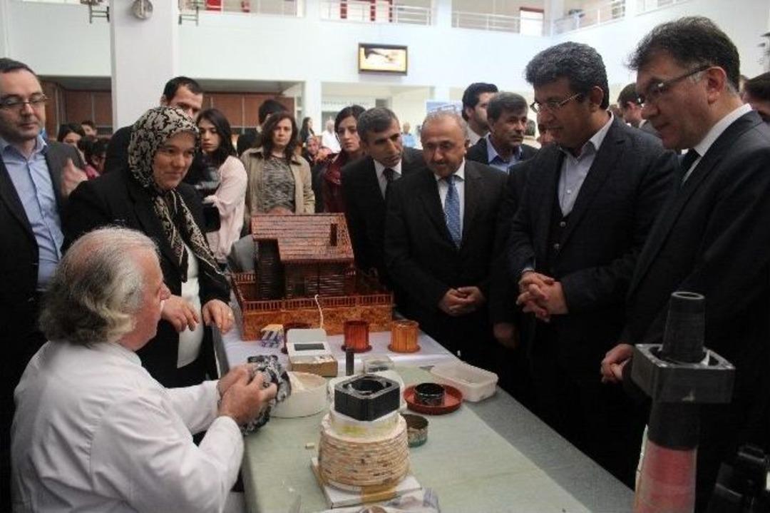 G&ouml;rme, Konuşma Ve İşitme Engelli Ahşap Ustası Yaptıklarıyla B&uuml;y&uuml;l&uuml;yor