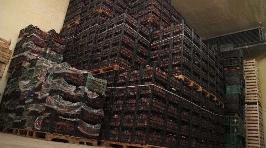 Elma Depoda Alıcı Bekliyor