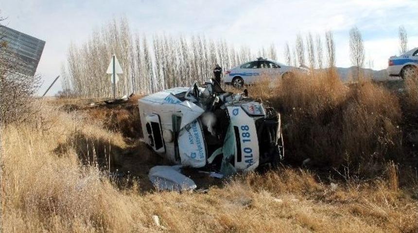 Cenaze Aracı Şarampole Yuvarlandı: 1 &Ouml;l&uuml;, 1 Yaralı