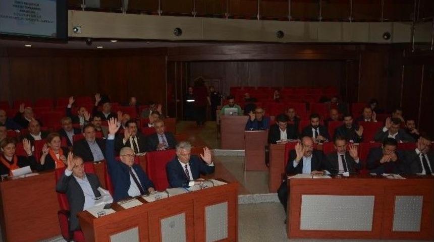 İzmit Belediye Meclis Toplantısında Kadına Şiddete Dikkat &Ccedil;ekildi