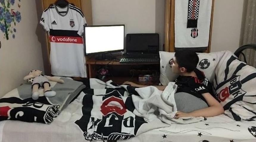 Amansız Hastalıkla Boğuşan Gencin En B&uuml;y&uuml;k Hayali Beşiktaşlı Futbolcularla Tanışmak