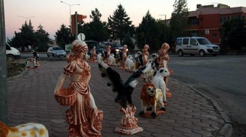 Yol Kenarındaki Satılık Biblolar, İlgin&ccedil; G&ouml;r&uuml;nt&uuml;ye Sahne Oldu