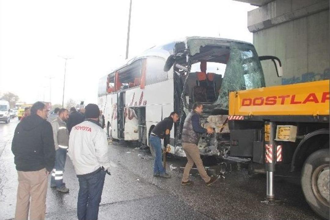 Yolcu Otob&uuml;s&uuml;yle Tır &Ccedil;arpıştı: 25 Yaralı