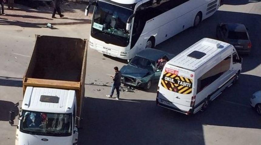 Model Ve Renkleri Aynı İki Ara&ccedil; &Ccedil;arpıştı: 1 Yaralı