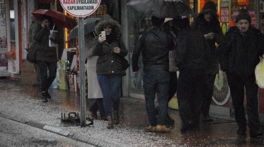 Aniden Bastıran Dolu, Vatandaşlara Zor Anlar Yaşattı