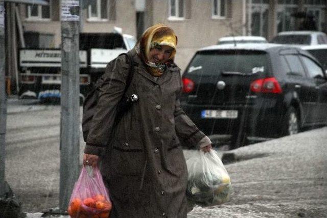 Aniden Bastıran Dolu, Vatandaşlara Zor Anlar Yaşattı