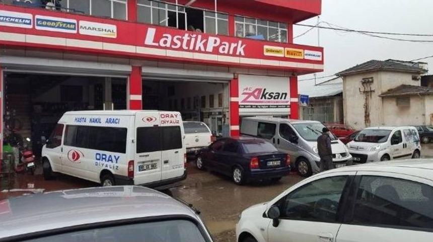Kar Yağdı S&uuml;r&uuml;c&uuml;ler Lastik&ccedil;ilerin Yolunu Tuttu