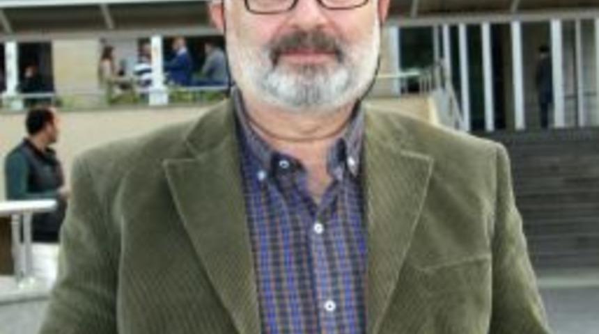 Emekli &Ouml;ğretim &Uuml;yesi Kendini Şikayet Etti
