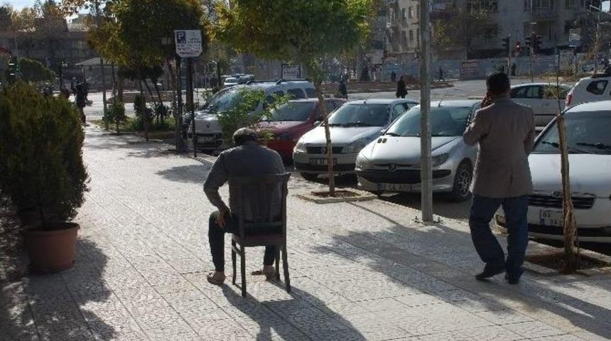 Esnafın Kaldırım &Uuml;st&uuml;nde G&uuml;neş Keyfi