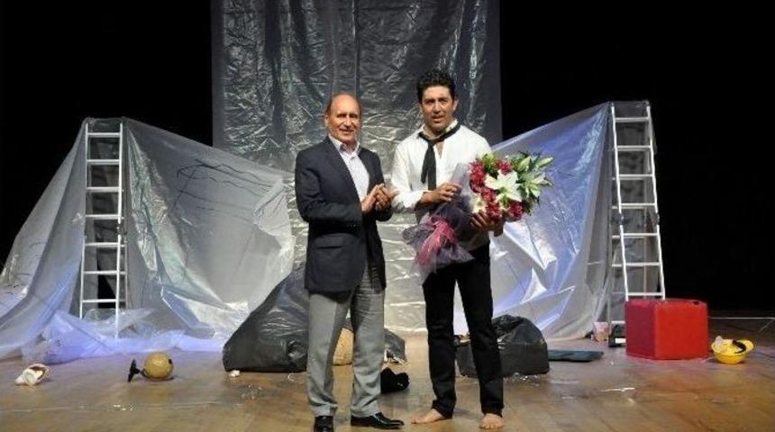 Emre Kınay&rsquo;ın Tek Perdelik Oyunu B&uuml;y&uuml;k Beğeni Topladı