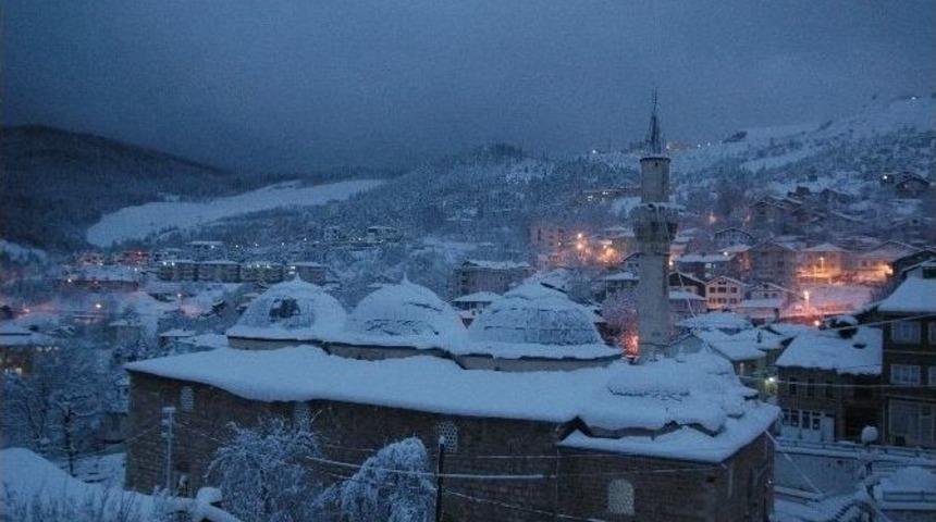 K&uuml;re Beyaz Gelinliğe B&uuml;r&uuml;nd&uuml;