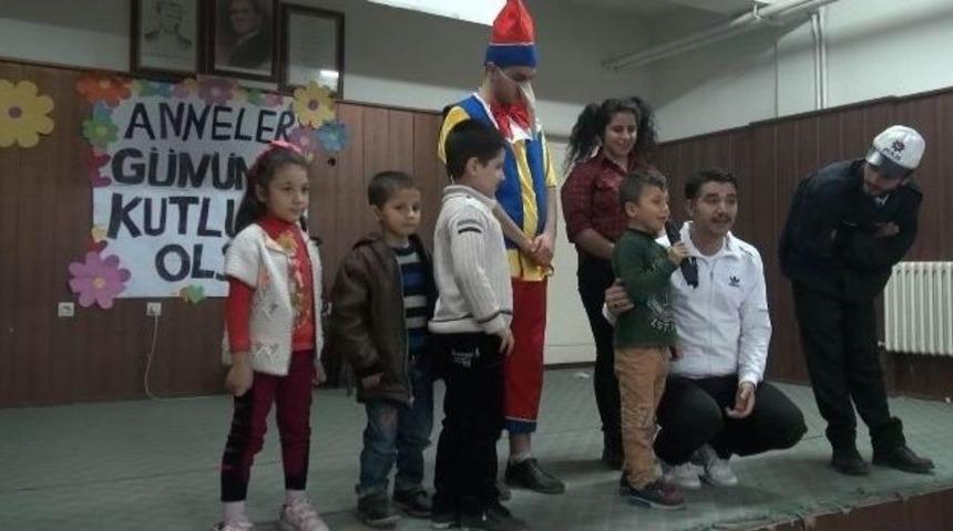 Şanlıurfa&rsquo;da Tiyatro Ekibinden, Minik &Ouml;ğrencilere &Ouml;zel G&ouml;steri