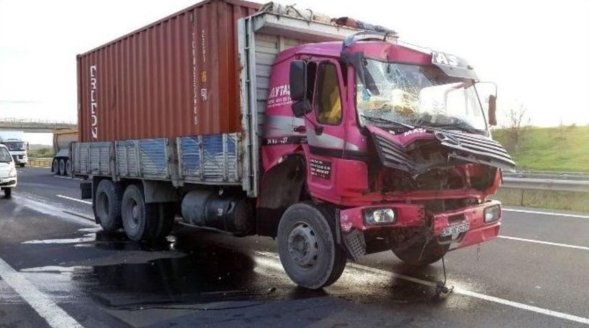 (&ouml;zel Haber) Tır&rsquo;a Arkadan &Ccedil;arpan Kamyon S&uuml;r&uuml;c&uuml;s&uuml; Yaralandı